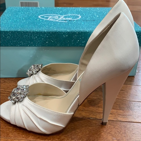 Betsy Johnson White Satin Open Toe Pump size 7.5 - Picture 5 of 8
